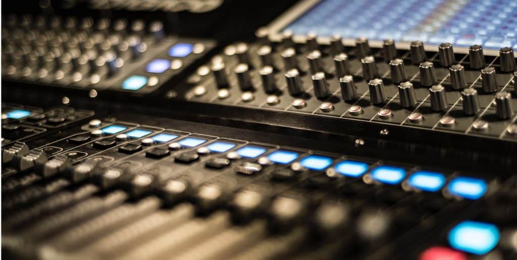 how-to-run-and-control-a-mixing-board-1024x515-1